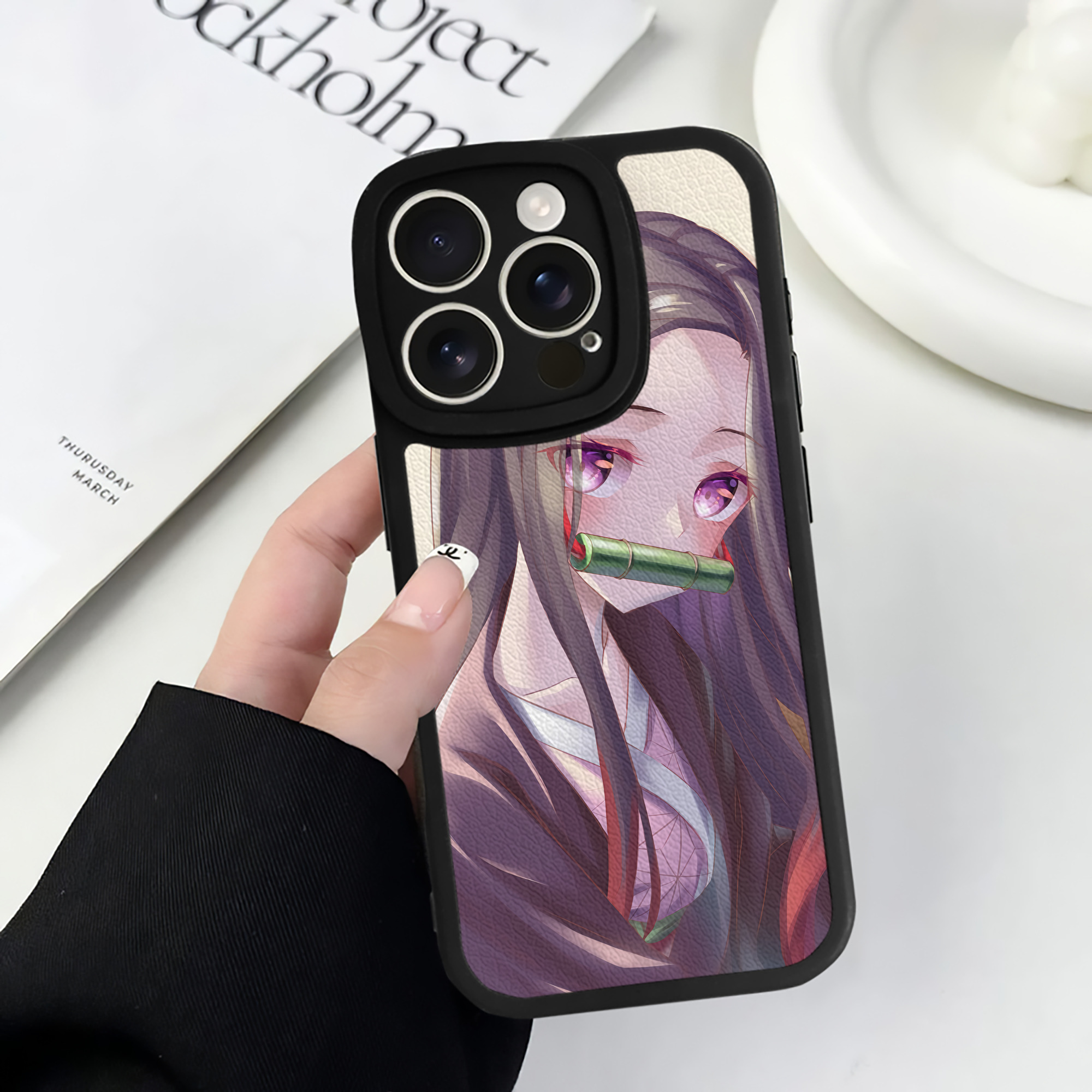 （画像用） 鬼滅の刃（きめつのやいば）竈門 禰󠄀豆子／かまど ねずこ Kamado Nezuko 【iPhone 16シリーズ対応】シリコンスマホケース（レザー調） 材質：シリコン